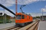 Xe 4/4 2330 steht auf der neuen Brücke, die über den Bahnhof Weil am Rhein führt.