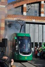 Der Flexity 5001, der den Namen  Basilisk  trägt durchbricht die Papierwand und rollt ins helle Sonnenlicht auf den Hof des Depots Wiesenplatz.