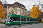 Der neue Be 6/8 Flexity 5001 auf der Linie 8 fährt zur Haltestelle am Bahnhof SBB.