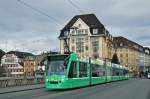 Be 6/8 Combino 309 auf der Linie 6 überquert die Mittlere Rheinbrücke.