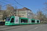 Be 6/8 Combino 321 mit einer Teilwerbung für CATCH A CAR auf der Linie 8 kurz von der Haltestelle Bahnhof SBB.