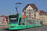 Be 6/8 Combino 324 auf der Linie 8 überquert die Mittlere Rheinbrücke.