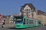 Be 6/8 Combino 317 auf der Linie 6 überquert die Mittlere Rheinbrücke.