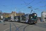 Be 4/6 S 669 zusammen mit dem B 1458 und der Werbung für Michael Kors, anlässlich der Messe Basel World 15, auf der Linie 2 fährt zur Haltestelle am Bahnhof SBB.