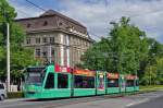 Be 6/8 324 mit einer Seitenwerbung für die Swiss Indors auf der Linie 8 kurz vor der Haltestelle Bahnhof SBB.