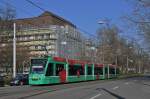 Be 6/8 Combino 304 auf der Linie 8 fährt zur Haltestelle am Bahnhof SBB.