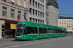 Be 6/8 Flexity 5002 auf der Linie 8 fährt zur Haltestelle Markthalle.