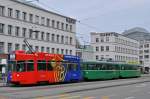 Be 4/4 490 FC Basel zusammen mit dem B 1469 S und dem B 1443 auf der Linie 1 bedienen die Haltestelle Markthalle.