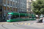 Strab Basel,Bombardier Flexity der Linie 8 nach Kleinhüningen in der Kurve zur mittleren Brücke.30.06.15