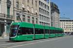 Be 6/8 Flexity 5002 auf der Linie 8 fährt Richtung Haltestelle Markthalle.