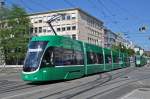 Be 6/8 Flexity 5003 auf der Linie 1 fährt bei der Haltestelle Dreirosenbrücke ein.