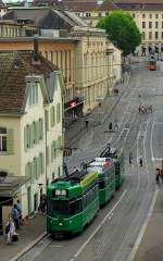 Ein Zug der Linie 3 mit einem Be 4/4 an der Spitze hält am 18.07.2015 an der Haltestelle Barfüsserplatz