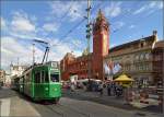 Schweizer Standard Wagen Be 4/4 460 am Marktplatz in Basel.