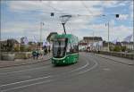 Und später schleicht sich zunächst unscheinbar die neue Gefahr für die Vierzigjährigen ein: Flexity-Tram Be 6/8 5006.