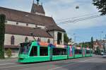 Be 6/8 Combino 301, mit einer Teilwerbung für einen Anlass auf dem Rhein, auf der wegen einer Baustelle in der Innerstadt umgeleiteten Linie 8, fährt über die Wettsteinbrücke zur