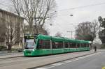 Be 6/8 Combino 303, auf der Linie 1, fährt am Fasnachts-Dienstag zur Haltestelle am Aeschenplatz.