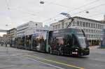 Be 6/8 Flexity 5010 mit einer Werbung für Turkish Airlines, auf der Linie 8, fährt an einem regnerischen Tag zur Haltestelle Wiesenplatz.