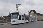 Be 6/8 Combino 319, mit einer Tissot Uhren Werbung, anlässlich der Basel World 2016, überquert die Mittlere Rheinbrücke.