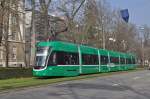 Be 6/8 Flexity 5014, auf der Linie 8, fährt zur Haltestelle am Bahnhof SBB.