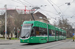 Be 6/8 Flexity 5015, auf der Linie 8, fährt zur Haltestelle am Bahnhof SBB.