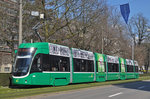 Be 6/8 Flexity 5014, mit einer Teilwerbung für die MUBA 2016, auf der Linie 8, fährt zur Haltestelle am Bahnhof SBB.