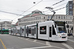 Be 6/8 Combino 319, mit einer Tissot Uhren Werbung, auf der Linie 1, fährt zur Haltestelle am Bahnhof SBB.