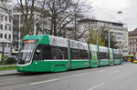 Be 6/8 Flexity 5011,mit einer Teilwerbung für die MUBA 2016, bedient die Haltestelle der Linie 8 am Aeschenplatz.