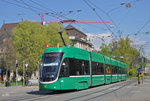 Be 6/8 Flexity 5006, auf der Linie 8, fährt zur Haltestelle am Bahnhof SBB.