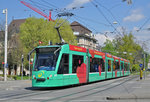 Be 6/8 Combino 310, auf der Linie 8, fährt zur Haltestelle am Bahnhof SBB.