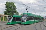 Am Badischen Bahnhof treffen sich der neu Revidierte Be 6/8 Combino 303 und der Be 6/8 Flexity 5008.