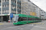 Be 6/8 Flexity 5005, auf der Linie 8, fährt zur Haltestelle am Aeschenplatz.