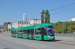 Be 6/8 Flexity 5015, auf der wegen einer Baustelle umgeleiteten Linie 8, verlässt die Haltestelle Novartis Campus.