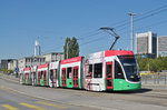 Be 6/8 Flexity 5012, mit einer U-Abo Werbung, auf der wegen einer Baustelle umgeleiteten Linie 8, verlässt die Haltestelle Novartis Campus.