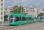 Be 6/8 Flexity 5025, auf der wegen einer Baustelle umgeleiteten Linie 8, überquert die Dreirosenbrücke.