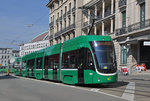 Be 6/8 Flexity 5019, auf der Linie 8, fährt zur Haltestelle am Bahnhof SBB.