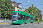 Be 6/8 Flexity 5010 fährt zur Haltestelle der Linie 8 am Bahnhof SBB.