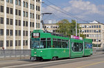 Be 4/6 S 686, auf der Linie 21, überquert die Dreirosenbrücke.