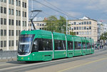 Be 6/8 Flexity 5021, auf der wegen einer Baustelle umgeleiteten Linie 8, überquert die Dreirosenbrücke.