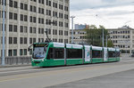 Be 6/8 Combino 303, auf der wegen einer Baustelle umgeleiteten Linie 8, überquert die Dreirosenbrücke.