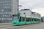 Be 6/8 Combino 316, auf der Linie 1, überquert die Dreirosenbrücke.