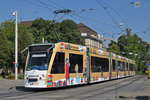 Be 6/8 Combino 319, mit einer Werbung für die Umbenennung von Thalia in orell füssli, fährt zur Haltestelle der Linie 8 am Bahnhof SBB.