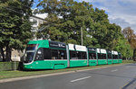 Be 6/8 Flexity 5013, auf der Linie 8, fährt zur Haltestelle am Bahnhof SBB.