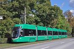 Be 6/8 Flexity 5006, auf der Linie 8, fährt zur Haltestelle am Bahnhof SBB.