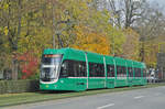 Be 6/8 Flexity 5026, auf der Linie 8, fährt zur Haltestelle am Bahnhof SBB.