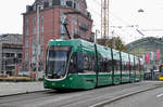 Be 6/8 Flexity 5022, auf der Linie 8, fährt zur Haltestelle am Aeschenplatz.