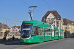 Be 6/8 Flexity 5019, auf der Linie 8, überquert die Mittlere Rheinbrücke.