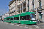 Be 6/8 Flexity 5027, auf der Linie 8, fährt zur Haltestelle Markthalle.