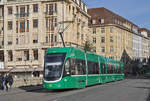 Be 6/8 Flexity 5010, auf der Linie 8, überquert die Mittlere Rheinbrücke.