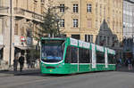 Be 6/8 Combino 303, auf der Linie 6, überquert die Mittlere Rheinbrücke.