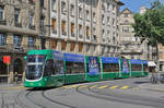 Be 6/8 Flexity 5016, auf der Linie 8, verlässt die Haltestelle an der Schifflände und überquert die Mittlere Rheinbrücke.